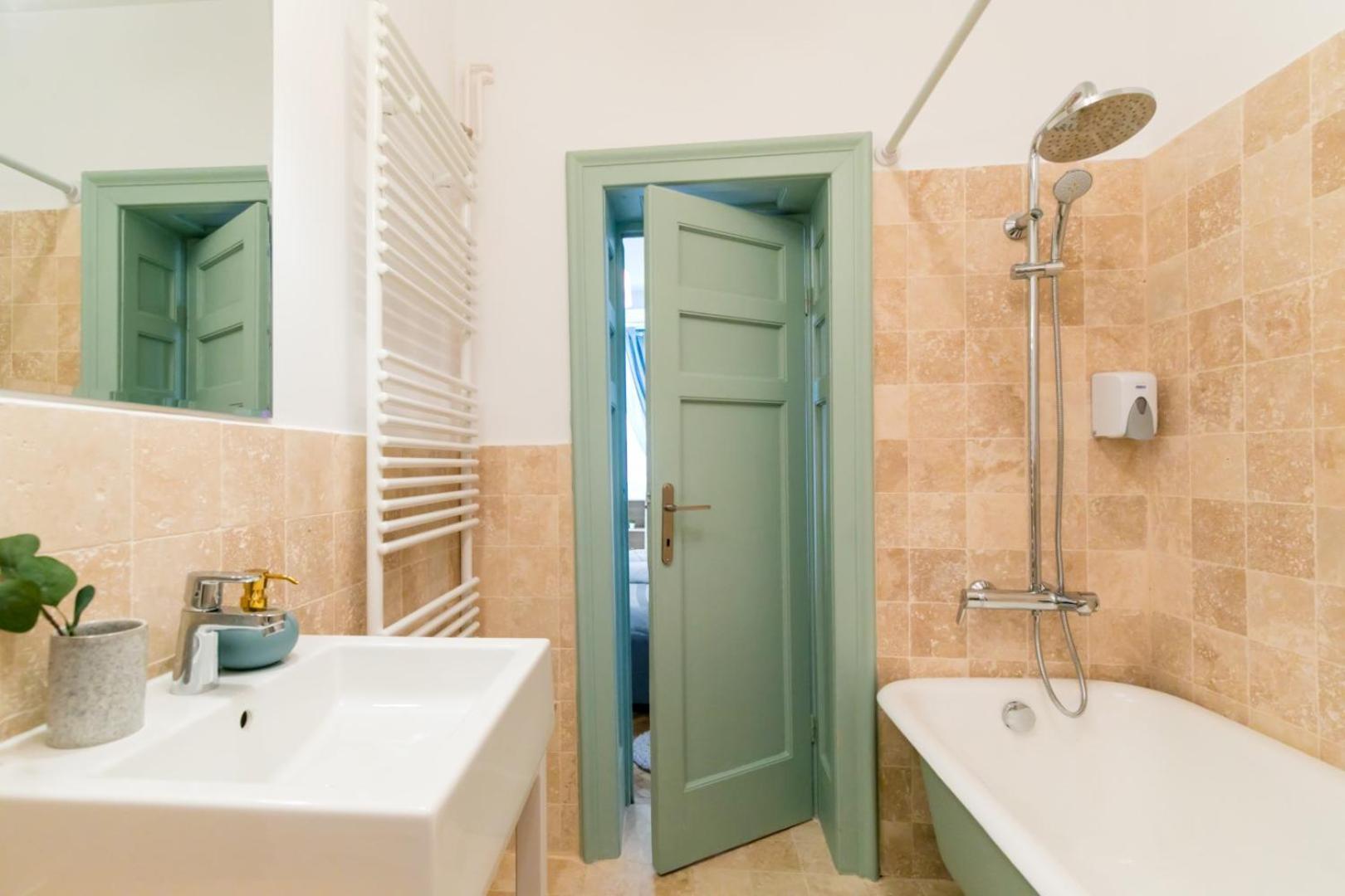 בוקרשט Heart Of The City - Cozy Apartments In Prime Location מראה חיצוני תמונה